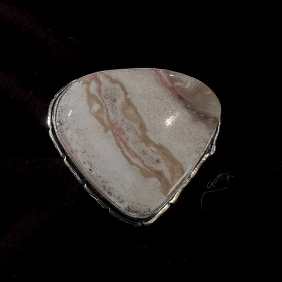 Is natural, banded, agate, teardrop, pear silver overlay stamped 925 size 8.5 - Picture 2 of 10